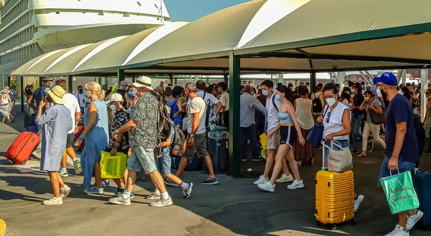 Ferragosto a Napoli: folla di turisti, caos all'aeroporto e suk in via Toledo