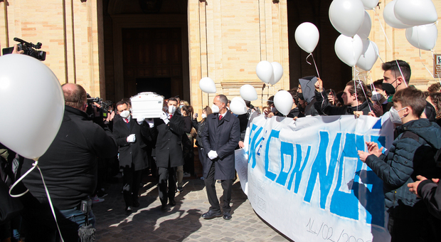 I funerali di Giuseppe Lenoci, il 16enne morto mentre andava a fare lo stage. Il parroco: «Ora gioca a calcio con Dio»