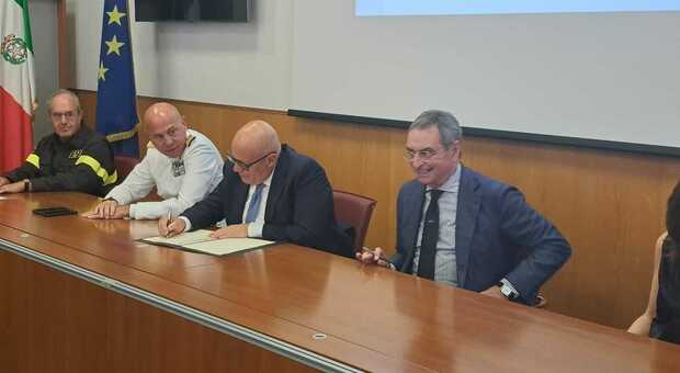 Il prefetto Francesco Russo e il presidente Andrea Annunziata alla firma del protocollo