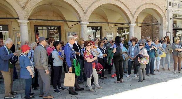 Un gruppo di turisti ad Ascoli prima dell'epidemia Covid