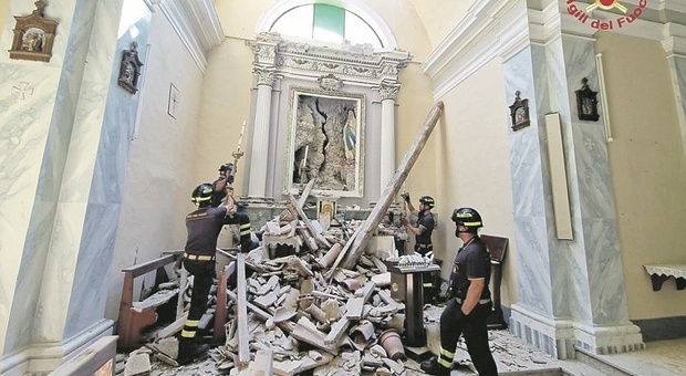 Crolla la volta della chiesa a Cabernardi: «Per fortuna era vuota sarebbe stata una tragedia»