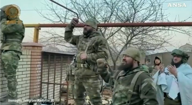 I miliziani ceceni hanno preso un'acciaieria a Mariupol. In un video gridano: «Allah Akbar»