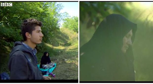 Spinge la nonna in carrozzina dall'Afghanistan all'Ungheria: il lungo viaggio del giovane nipote eroe
