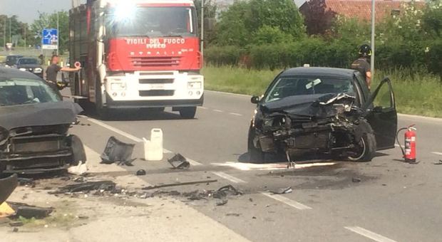 Incidente stradale a Codroipo: un'auto si incendia, tre persone ferite