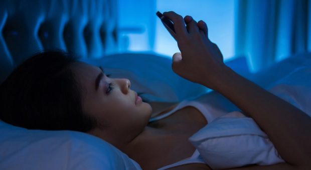 Internet veloce toglie il sonno: le tentazioni digitali a letto fanno dormire 25 minuti in meno