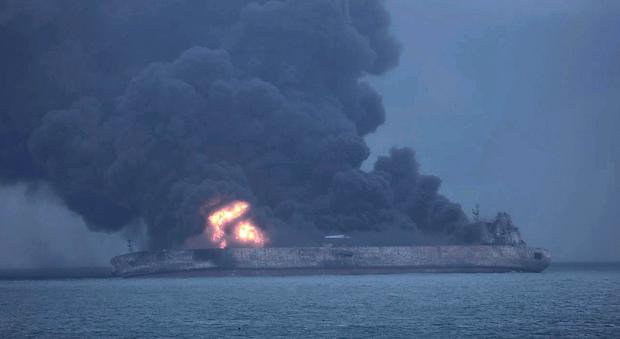 Mar della Cina, petroliera iraniana si scontra con cargo cinese: rischio esplosione e disastro ecologico