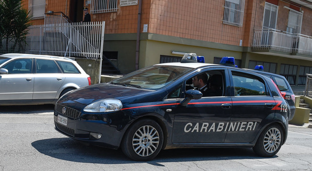 Latina, spari con pistola ad aria compressa contro due migranti: indagano i carabinieri