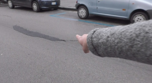 Lesione sull’asfalto a Fuorigrotta: «Va fatta manutenzione»