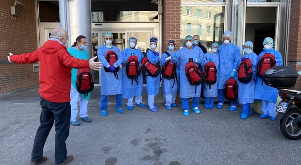 Un abbraccio sportivo: Enervit fa un regalo a medici e infermieri degli ospedali lombardi