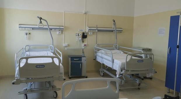 Napoli, il deserto dell'ospedale Covid Loreto Mare: due ammalati e 45 medici