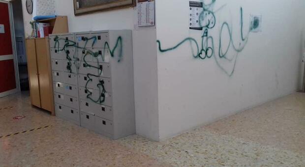 Raid di vandali nella scuola elementare: muri imbrattati di vernice, arredi devastati