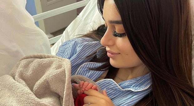 Sofia Crisafulli, la star TikToker 18enne diventa mamma: «Sei la mia gioia più grande»