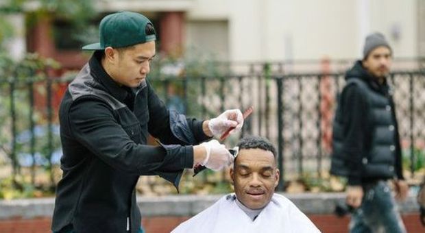 Costoso hairstylist per ricchi diventa barbiere gratuito per poveri