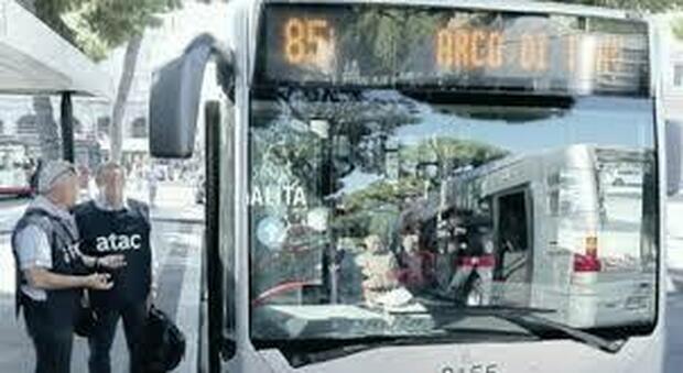 Roma, nuove regole per gli abbonamenti agevolati dei bus: acquisti e ricariche solo nei box Atac