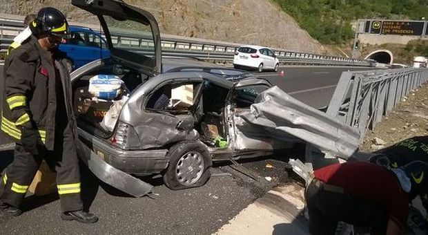 Grave incidente stradale sulla A3: auto contro guard rail, muore dirigente delle Poste
