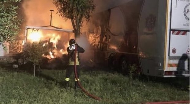 Taranto, esplode portellone di un camion incendiato: muore vigile del fuoco