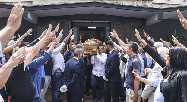 Napoli, saluto romano ai funerali dell'ex governatore Antonio Rastrelli
