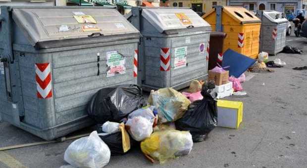 Un ristoratore il "furbetto" dei rifiuti: doppia sanzione per oltre 500 euro