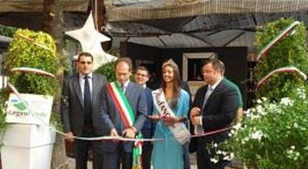 Giusy Ranucci con la fascia da Miss Fano con l'ex sindaco Aguzzi