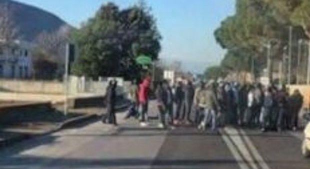 Villa Literno, protesta contro il centro d'accoglienza: migranti in strada con i mobili