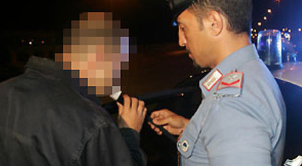 Rifiuta di fare l'alcoltest e picchia i carabinieri: arrestato