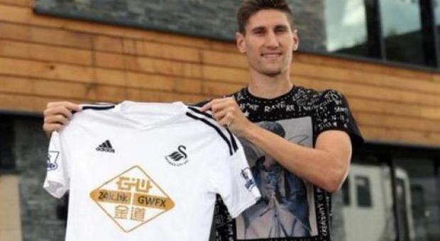 Lo Swansea presenta Fernandez, l'ex napoletano firma per 4 anni