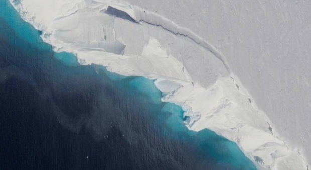 Il "ghiacciaio del giorno del giudizio" si sta per staccare, lo studio che terrorizza gli scienziati: «Alzerà il livello del mare entro tre anni»