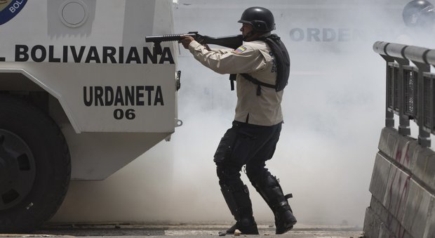 Venezuela, sale la tensione: militanti filo-governativi sparano sui manifestanti