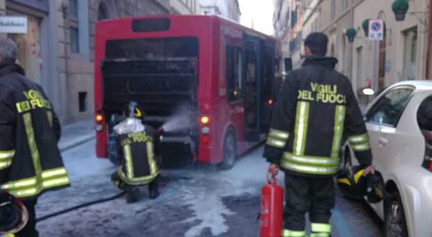 Fiamme su un bus elettrico dell'Atac (in servizio da 10 giorni): caos in via Sistina
