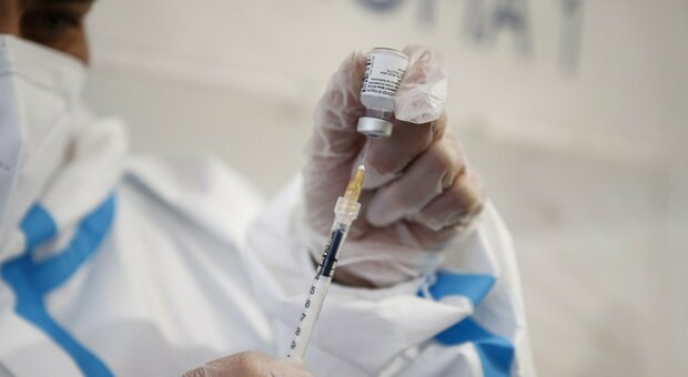 Covid, nelle Marche più di 1.700 persone vaccinate. La situazione nelle regioni: arranca la Lombardia