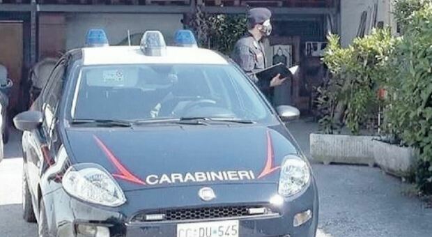 Momenti di terrore per una cinquantenne di Padova ferma allo stop con la sua auto