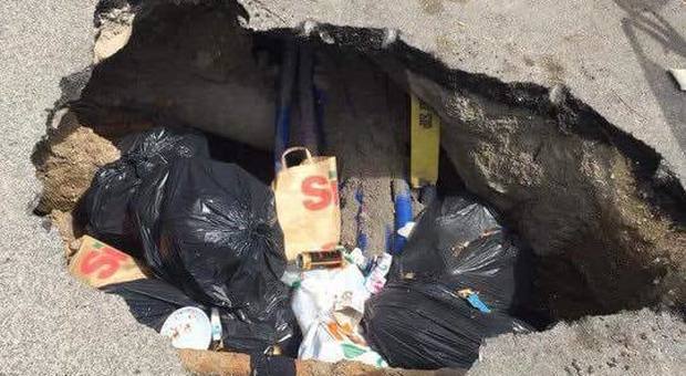 Roma, voragine a Monteverde «coperta» con i rifiuti. Quando la risposta dei cittadini è peggiore del degrado della città