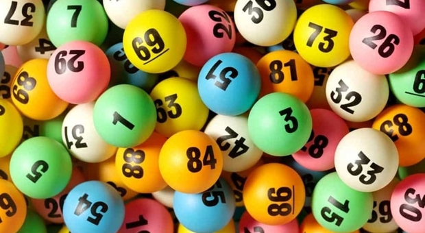 Sopravvive due volte al cancro, poi vince 4 milioni e mezzo alla lotteria: «Sono un ragazzo fortunato»