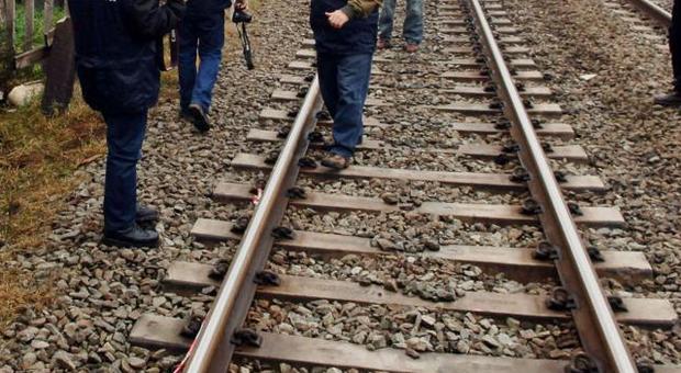 Attraversa i binari, studente travolto da un treno: interrotta linea Lecco-Molteno-Monza-Milano