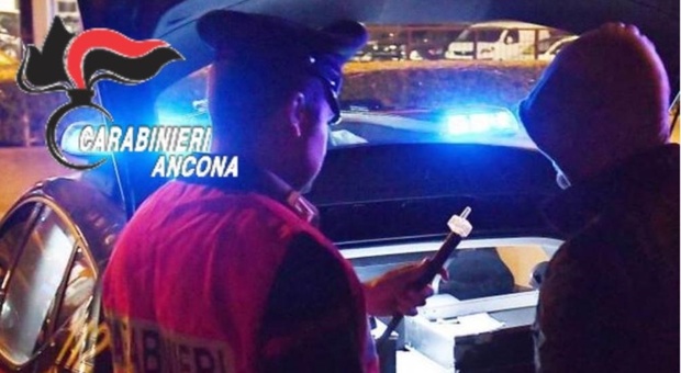 Ancona, ubriaco si schianta contro un lampione: patente addio e auto sequestrata