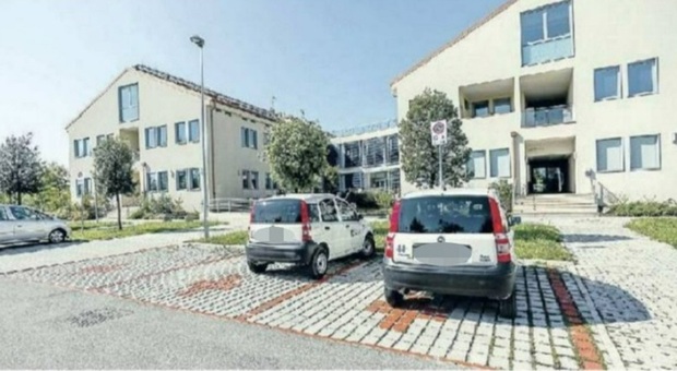Esce dal lavoro e si mette al volante: poi il malore improvviso e lo schianto. 56enne grave in terapia intensiva