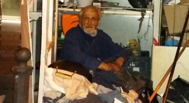 Napoli, l'anziano che vive nel cassonetto degli abiti usati