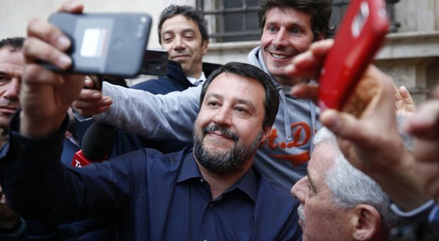 Governo, volano insulti e la Lega chiama Salvini: «Basta, stacca la spina»