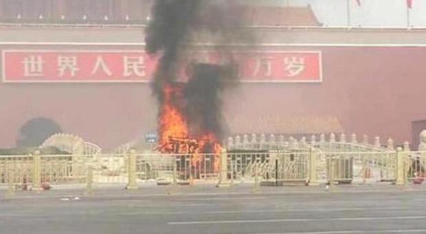 Cina, cinque arresti per l'auto in fiamme a Tienanmen: «E' stato un attentato»