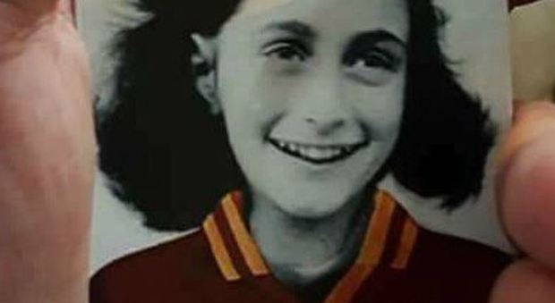 Anna Frank con la maglia della Roma: adesivi antisemiti choc all'Olimpico. La Figc indaga sugli ultrà laziali. Lotito: squadra in Sinagoga