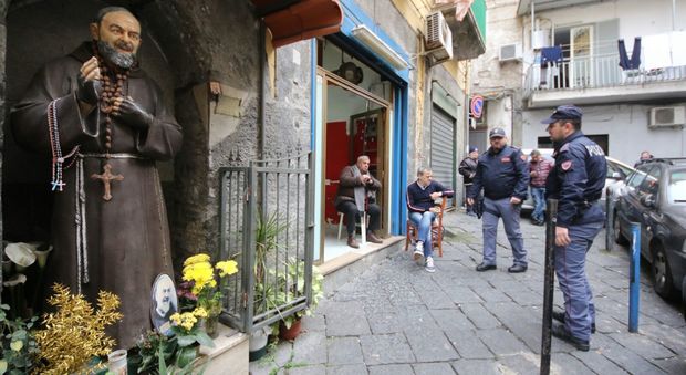 Napoli violenta, agguato nella notte davanti al circolo ricreativo: ferito 17enne