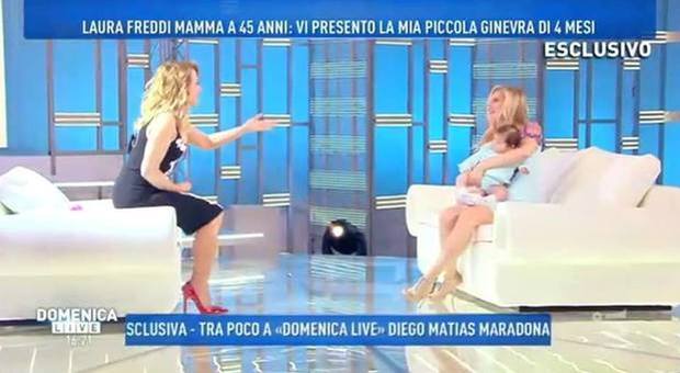 Laura Freddi presenta la figlia Ginevra: «Non è mai troppo tardi per essere mamma»
