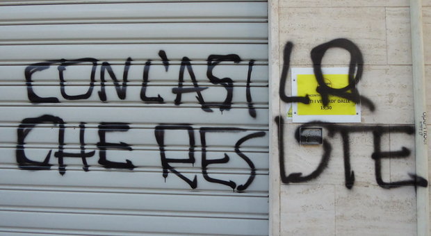 Raid anarchico contro la sede del M5S: scritte sull'asilo torinese