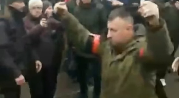 Ucraina, soldato cammina con due granate e la folla lo insulta: il video è virale
