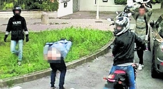 Google Car in strada, si abbassa i pantaloni e finisce su Street View, lo "scherzo" di ragazzi padovani diventa virale
