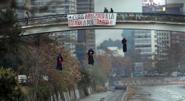 Fantocci vestiti da vescovi pendono impiccati, in Cile l'ennesima protesta per la pedofilia nella Chiesa