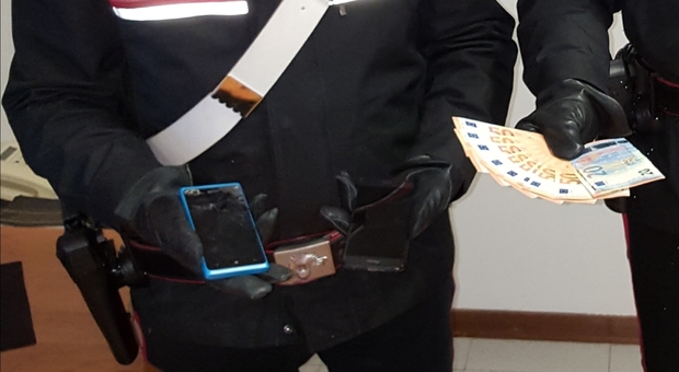 Senigallia, comprava cellulari con soldi falsi presi nel "darkweb": arrestato