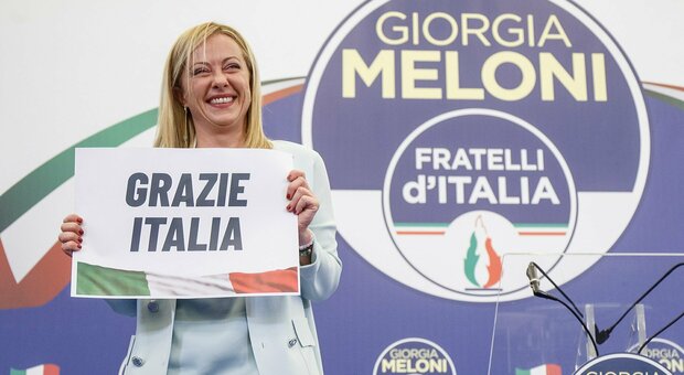 Giorgia Meloni: «Indicazione chiara, governo a guida FdI». FdI al 26%, Pd 19%. Lega sotto il 9%, FI 8%. M5S al 15%, Terzo Polo al 7,7%