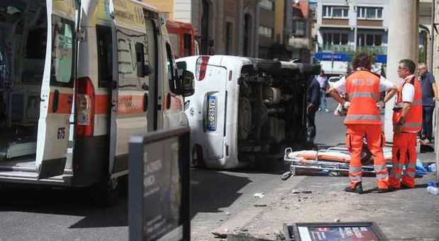 Donna travolta e uccisa a Roma, il testimone: in 20 abbiamo sollevato il furgone