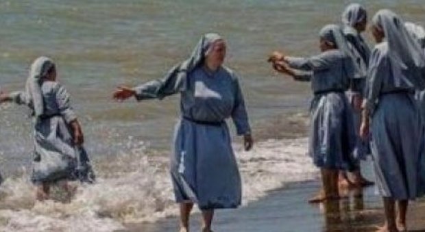 Burkini, l'imam di Firenze posta foto delle suore al mare: sospeso da Fb